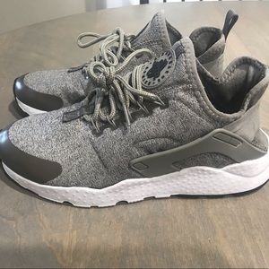 Women’s Nike Huarache’s Size 8